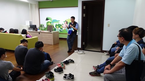 展示具有任務的偵訊娃娃