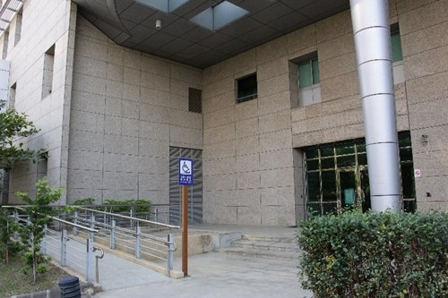 西側門無障礙爬坡道