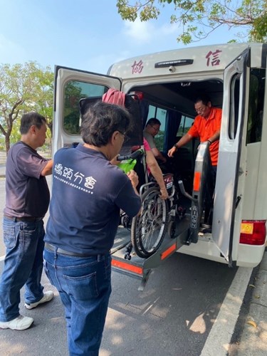 犯保志工協助馨生人上身障巴士照片