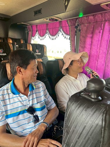 遊覽車上開心K歌