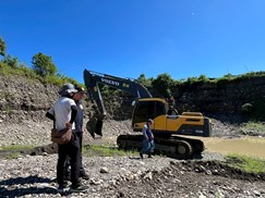 本署檢察官勘驗盜挖坑洞1