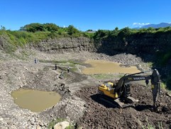 本署檢察官勘驗盜挖坑洞(空拍圖)4