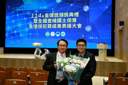 本署檢察長張春暉與檢察官嚴維德於頒獎典禮現場合照