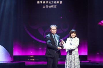 鄭子薇主任檢察官榮獲紫絲帶獎