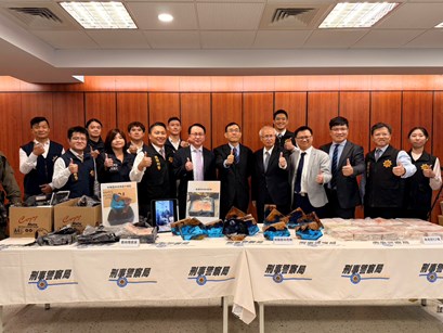 本署檢察長張春暉(前排左四)、主任檢察官施家榮(前排右4)、檢察官李侃穎(前排右3)與檢察總長邢泰釗(前排左5)、臺高檢署檢察長張斗輝(前排右5)合影