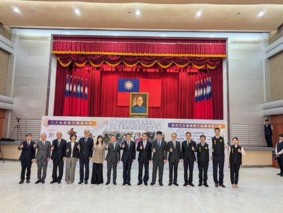 本署檢察長張春暉、檢察官李侃穎榮獲行政院院長卓榮泰表揚