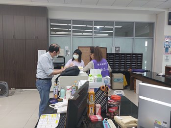 與服務中心人員說明兌獎流程