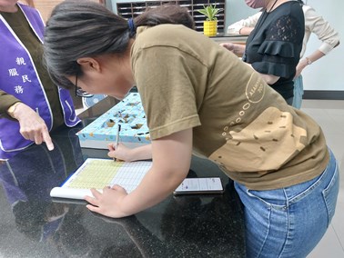 民眾在獎品簽收簿上簽名