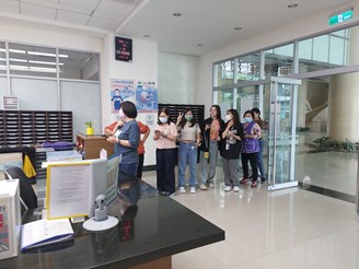 排隊等活動開始的民眾