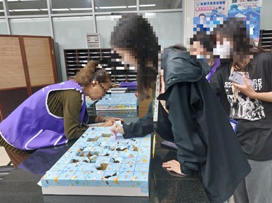 民眾進行戳戳樂