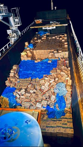 （照片：走私私菸漁船及扣案進口之私菸共101萬2150包）