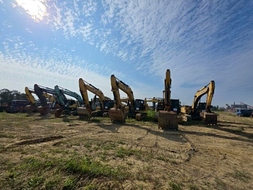 照片：扣押挖土機等重型機具