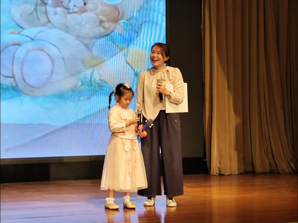 馨生人母女一起上台表演烏克麗麗自彈自唱