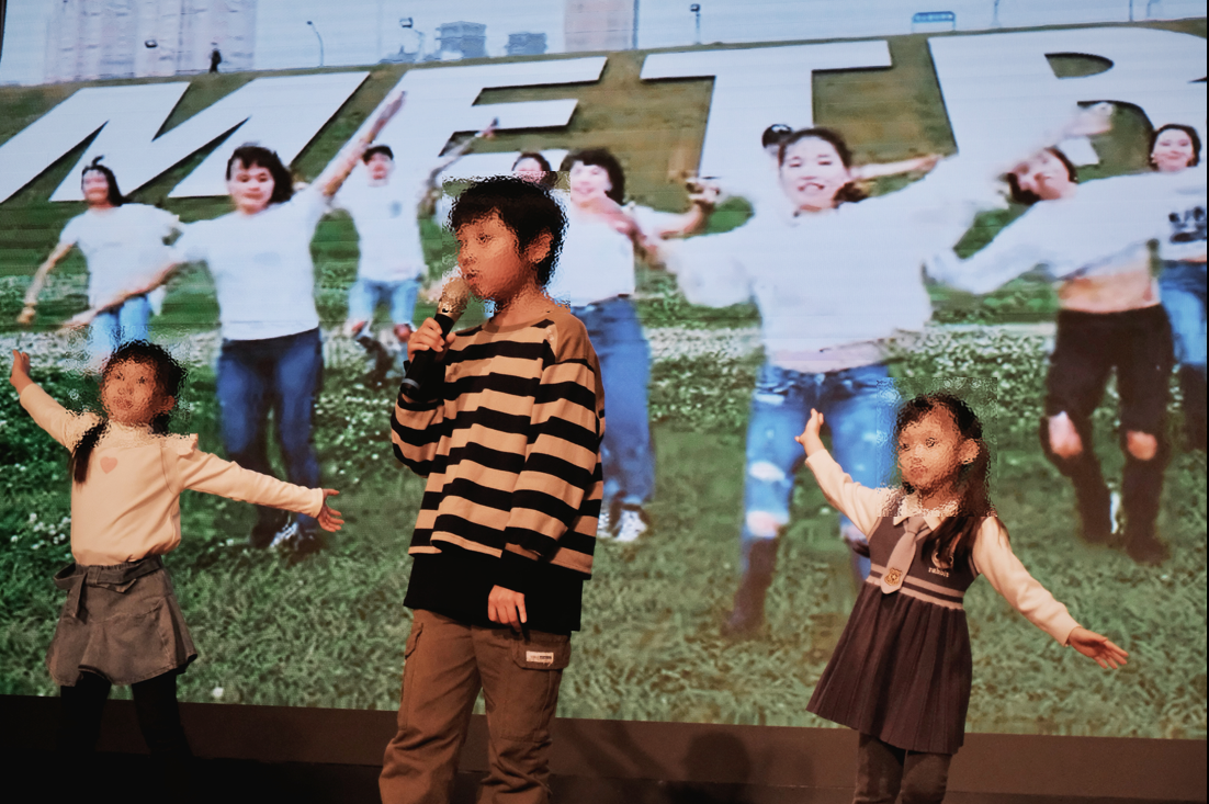 兩戶馨生家庭一起表演