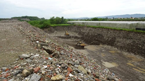 美濃地區多處土地遭大量盜採土石形成大型坑洞