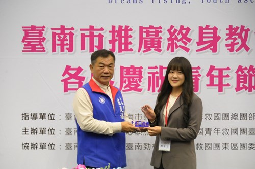 周子淳檢察官(右一)獲頒「115年度臺南市優秀青年」