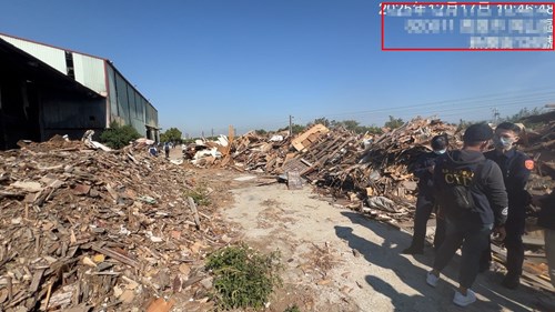 被告在高雄市岡山區堆置廢棄物廠房(一)