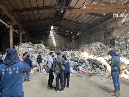 被告在高雄市岡山區堆置廢棄物廠房(二)