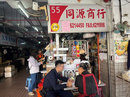 照片：岡山分局員警到燕巢果菜市場及傳統市場聯合稽查照片（一）