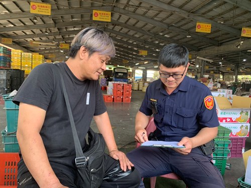 照片：岡山分局員警到燕巢果菜市場及傳統市場聯合稽查照片（二）