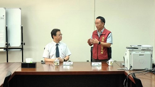 監理所劉育麟所長於簡報室向郭檢察長(左一) 說明社勞人在該所執行情形