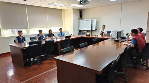 郭檢察長(中間)聽取監理所社勞督導王家祥辦事員進行簡報情形