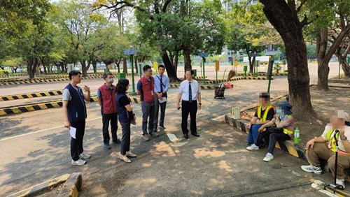 照片：郭檢察長(中間)利用社勞人休息時間關懷、了解勞務執行現況