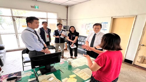 郭檢察長聽取茄萣納骨塔林錦靖督導解說園區社勞執行情況