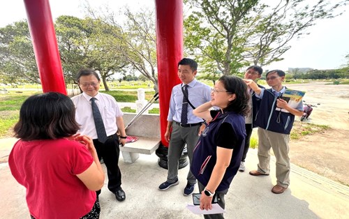 郭檢察長於園區內了解社勞人執行涼亭油漆粉刷成果