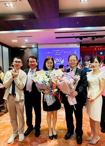 照片:本署郭景東檢察長(右二)、陳竹君主任檢察官(右一)與鍾葦怡檢察官(中)攝於第27屆優秀女青年頒獎典禮