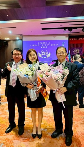 照片:本署郭景東檢察長(右)、張春暉前檢察長(左)與鍾葦怡檢察官(中)攝於第27屆優秀女青年頒獎典禮