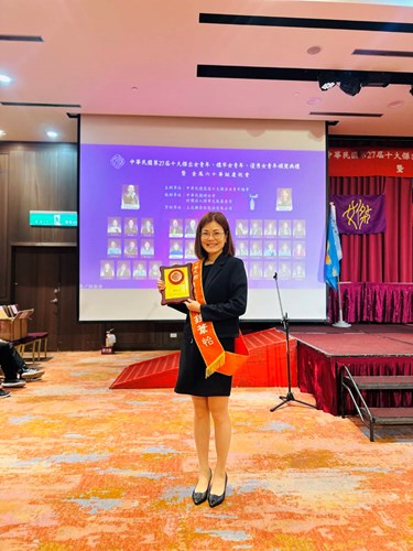 照片:鍾葦怡檢察官攝於第27屆優秀女青年頒獎典禮(一)