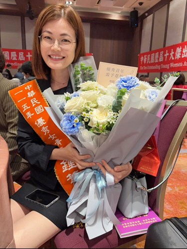 照片:鍾葦怡檢察官攝於第27屆優秀女青年頒獎典禮(二)