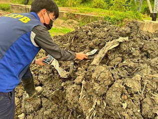 現場勘查發現該批污泥夾雜大量廢棄物