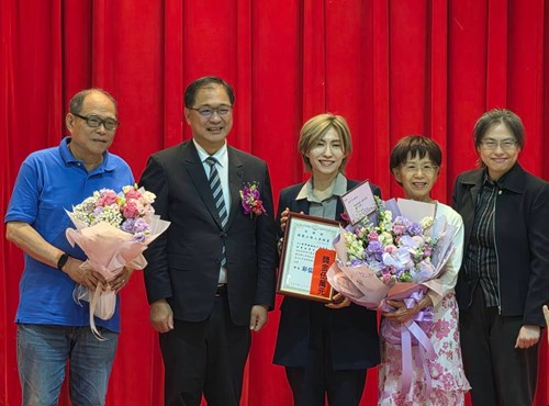 檢察官段可芳(右3)榮獲法務部鄭銘謙部長頒獎