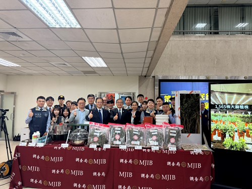 (照片2大麻工廠案:郭景東檢察長、施家榮主任檢察官、李侃穎檢察官及調查局長陳白立、調查局同仁合影)