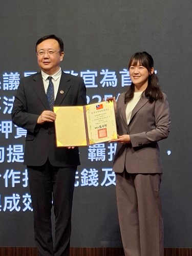 檢察官周子淳榮獲法務部馮成次長頒獎