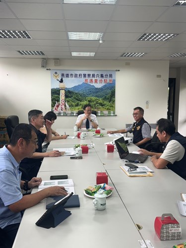 照片3:郭景東檢察長與六龜分局長謝錫釗至那瑪夏分駐所召開妨害選舉查察分區座談會