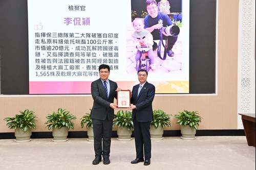 照片1:檢察官李侃穎榮獲行政院院長卓榮泰頒獎