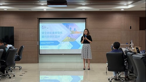 照片2：本訓練由橋頭地檢署獲本屆「優秀女青年」表揚的鍾葦怡檢察官授課