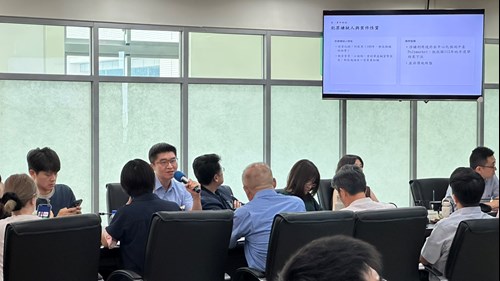照片3:嚴維德檢察官進行專題報告深入研析