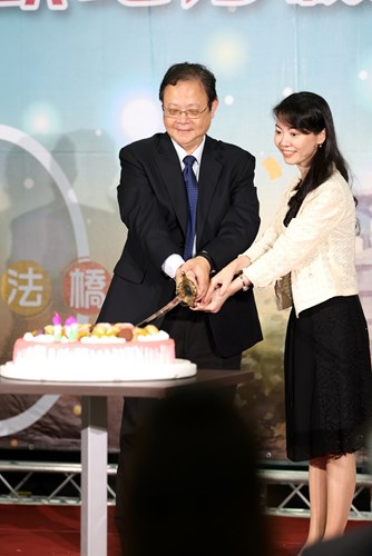照片4:法務部陳玉萍主任秘書與本署郭景東檢察長共同主持慶生儀式
