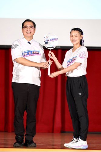法務部部長鄭銘謙致贈小戴象徵打擊不法的「反賄選球拍」