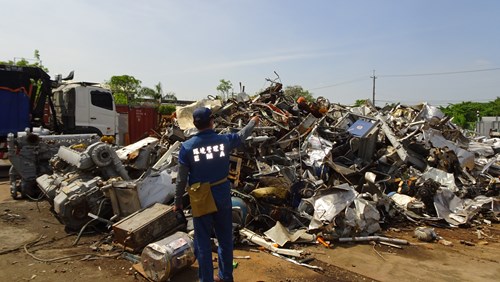 不法業者載運國軍報廢品露天堆置情形