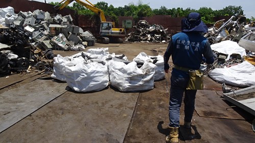 不法業者載運國軍報廢品露天堆置情形