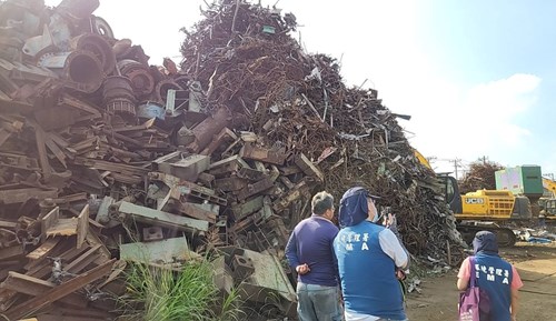 不法業者載運國軍報廢品露天堆置情形