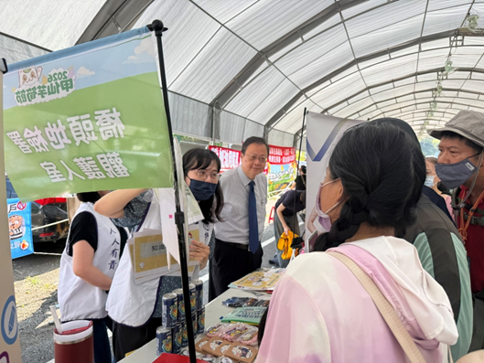 照片說明2:郭景東檢察長加入宣導行列與民眾親切互動