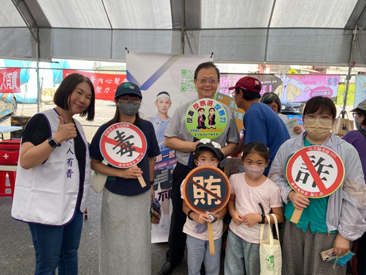 照片說明3:郭景東檢察長與熱情參與之民眾合照