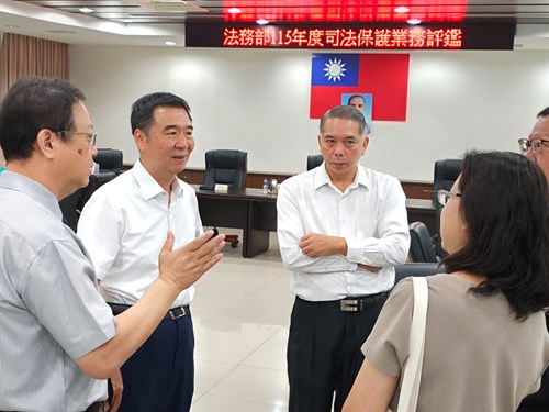 照片1.2:法務部保護司洪信旭司長(左二)率領人員蒞臨橋頭地檢署評鑑司法保護業務)
