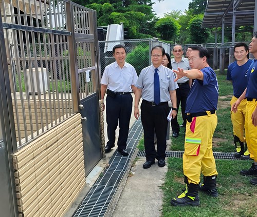 (照片4:保護司洪司長(左一)與本署郭檢察長(左二)於義務勞務機構「高雄市政府消防局搜救犬馴養中心」實地交流)